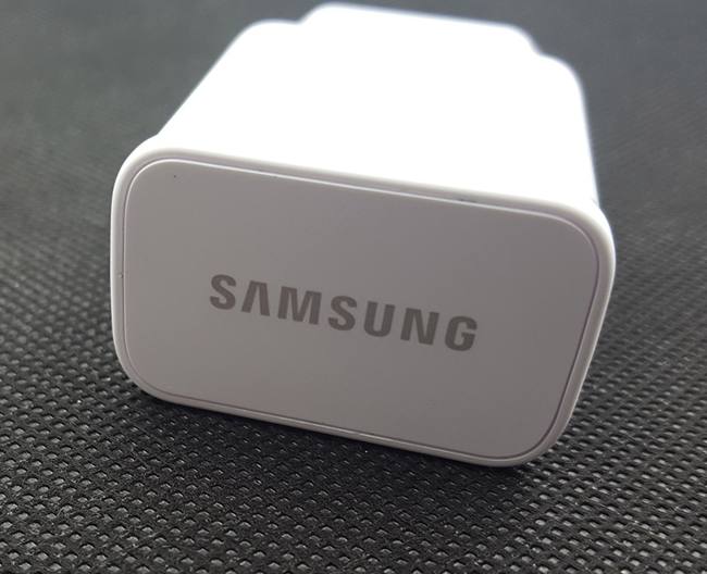 Mặt trên sản phẩm được in dòng chữ Samsung sắc nét. 