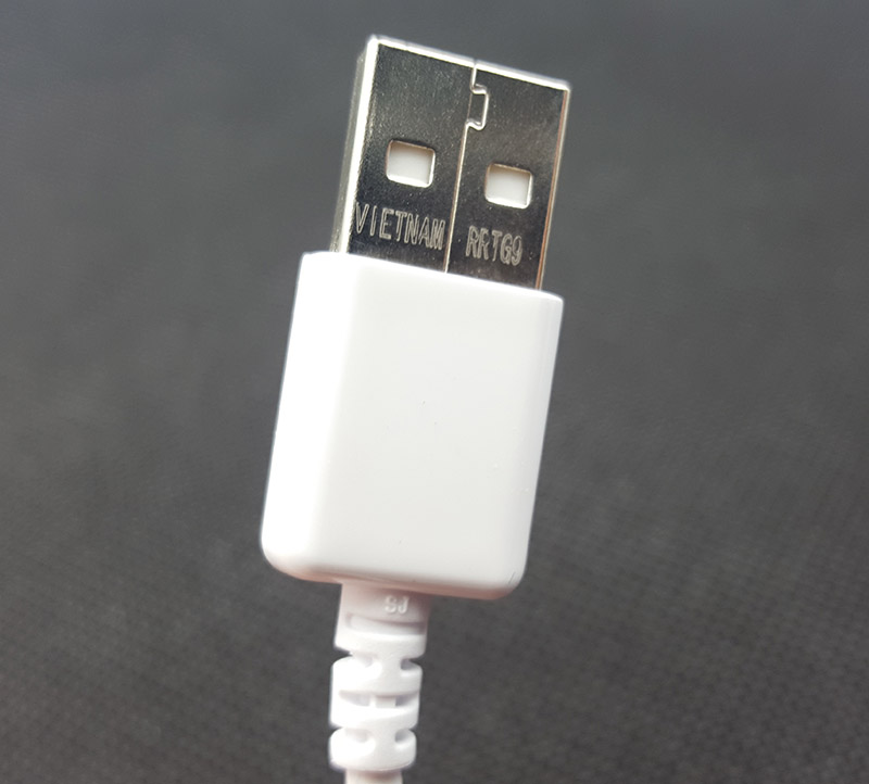 Trên đầu cable USB được khắc chữ Made in " Việt Nam " 